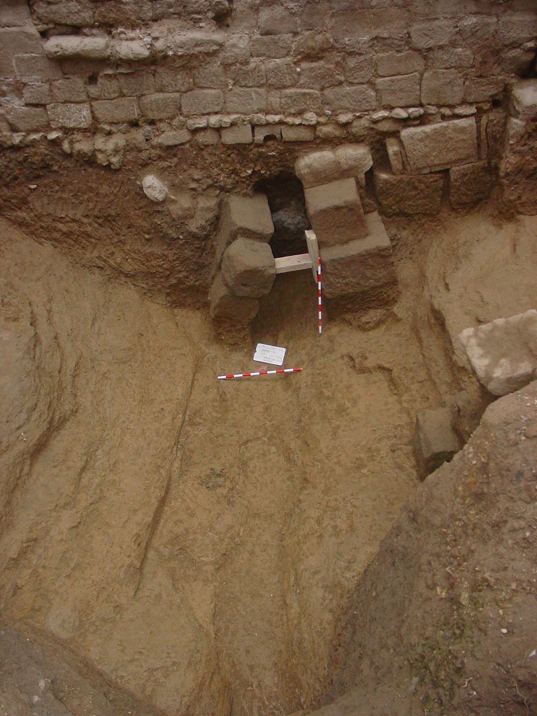 Arqueología urbana en Huesca. Foso ibero-romano de Huesca. Excavación arqueológica. Basa de columna. Arqueología urbana. Antonio Alagón. ARQUEOPLUS ©
